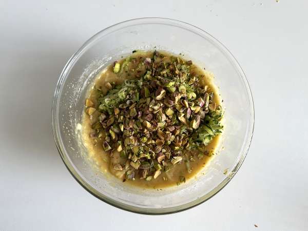 Bizcocho jugoso de pistacho, lima y calabacín - Preparación paso 6