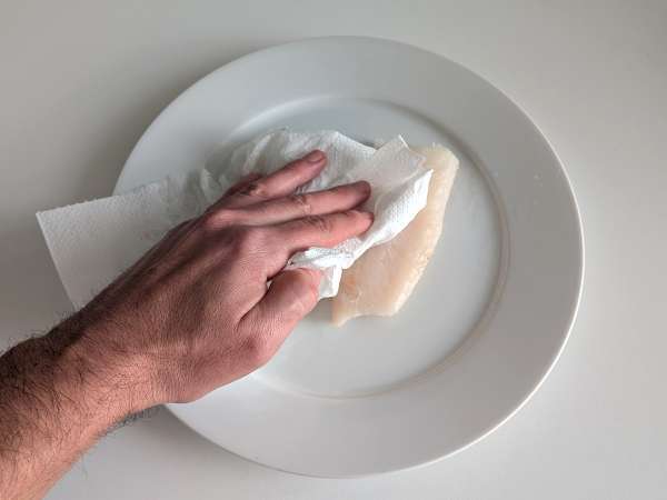 Bacalao en freidora de aire con tomates cherry, aceitunas y limón: receta ligera y rápida - Preparación paso 1