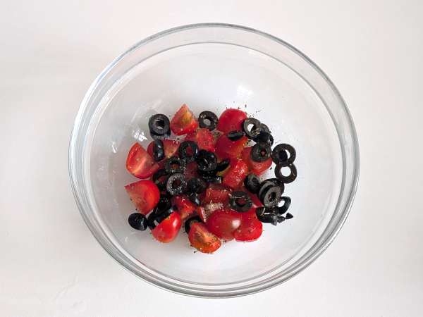 Bacalao en freidora de aire con tomates cherry, aceitunas y limón: receta ligera y rápida - Preparación paso 2