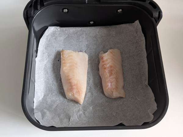 Bacalao en freidora de aire con tomates cherry, aceitunas y limón: receta ligera y rápida - Preparación paso 3