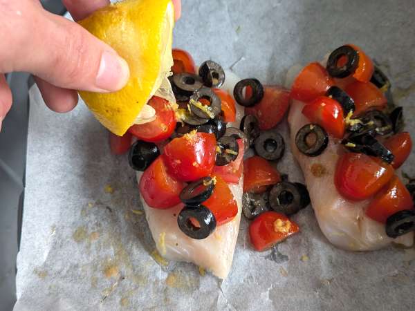 Bacalao en freidora de aire con tomates cherry, aceitunas y limón: receta ligera y rápida - Preparación paso 5