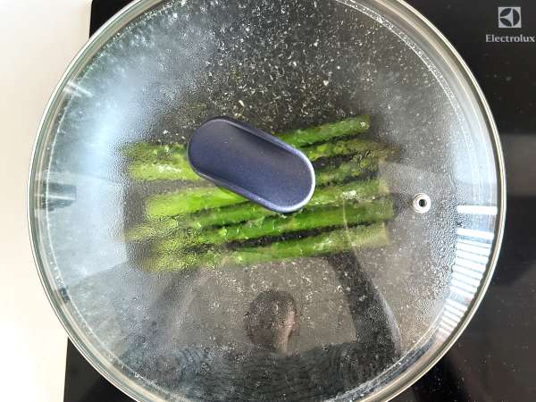 Tosta de espárragos, ricotta, limón y albahaca - Preparación paso 2