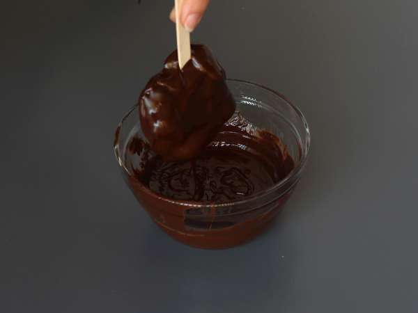 Helados de skyr y frambuesa con cobertura de chocolate negro - Preparación paso 4