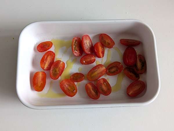 Cestas de pan de molde rellenas de queso, tomate y aceitunas - Preparación paso 1