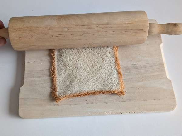 Cestas de pan de molde rellenas de queso, tomate y aceitunas - Preparación paso 2