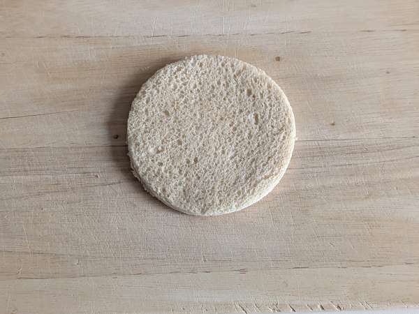 Cestas de pan de molde rellenas de queso, tomate y aceitunas - Preparación paso 3