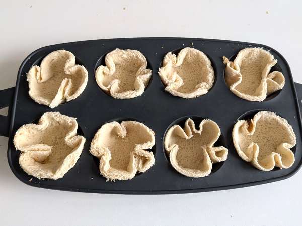 Cestas de pan de molde rellenas de queso, tomate y aceitunas - Preparación paso 4
