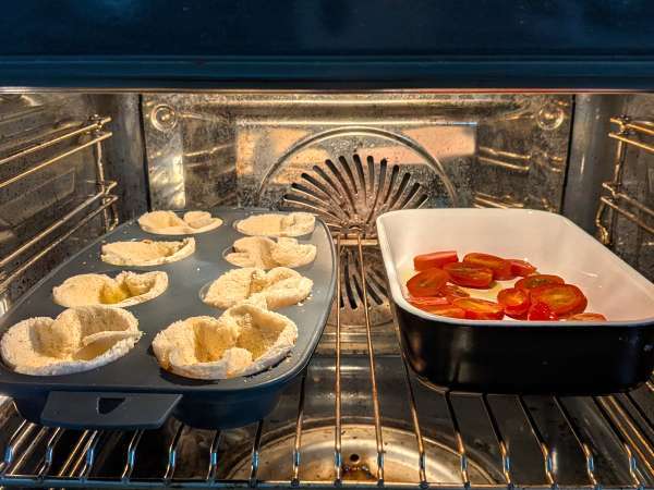 Cestas de pan de molde rellenas de queso, tomate y aceitunas - Preparación paso 5