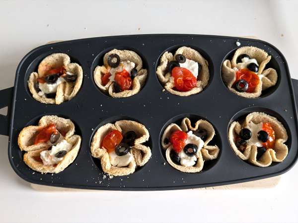 Cestas de pan de molde rellenas de queso, tomate y aceitunas - Preparación paso 6