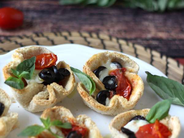 Cestas de pan de molde rellenas de queso, tomate y aceitunas - Preparación paso 7
