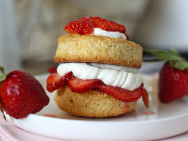 Strawberry shortcake, el pastel americano de fresas y nata que nunca falla - Preparación paso 11