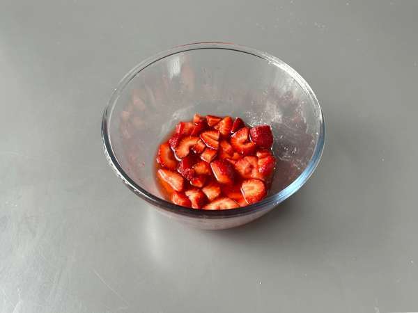 Pavê de morango, el postre brasileño de fresas y leche condensada que se toma bien frío - Preparación paso 1
