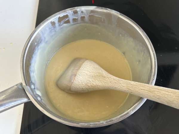 Pavê de morango, el postre brasileño de fresas y leche condensada que se toma bien frío - Preparación paso 3