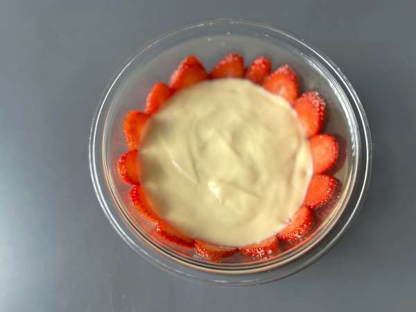 Pavê de morango, el postre brasileño de fresas y leche condensada que se toma bien frío - Preparación paso 5