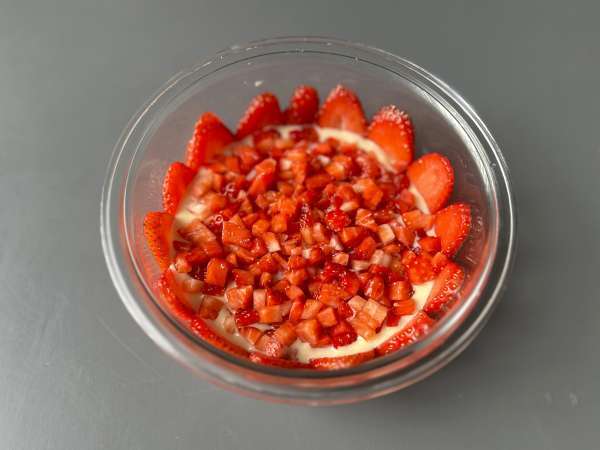 Pavê de morango, el postre brasileño de fresas y leche condensada que se toma bien frío - Preparación paso 6