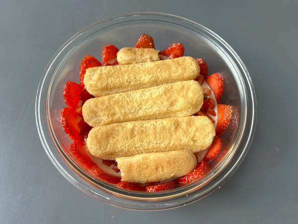 Pavê de morango, el postre brasileño de fresas y leche condensada que se toma bien frío - Preparación paso 7
