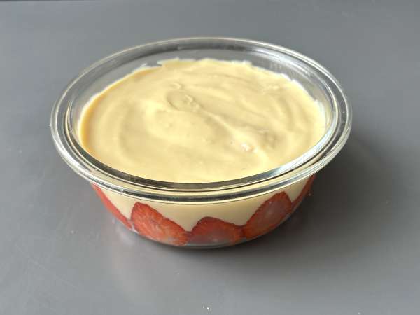 Pavê de morango, el postre brasileño de fresas y leche condensada que se toma bien frío - Preparación paso 8
