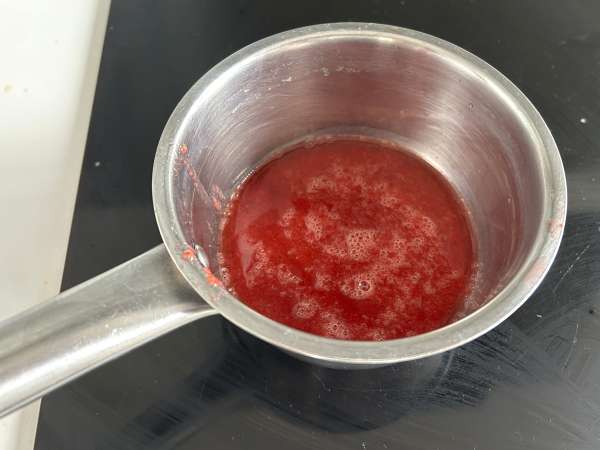 Pavê de morango, el postre brasileño de fresas y leche condensada que se toma bien frío - Preparación paso 10
