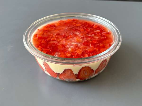 Pavê de morango, el postre brasileño de fresas y leche condensada que se toma bien frío - Preparación paso 11