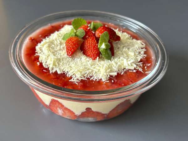 Pavê de morango, el postre brasileño de fresas y leche condensada que se toma bien frío - Preparación paso 12