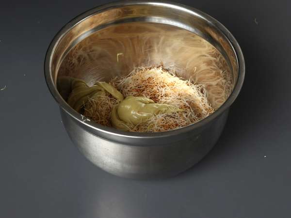 Dubai Chewy Cookie, la receta viral de mochis rellenos de pistacho y kataifi - Preparación paso 3