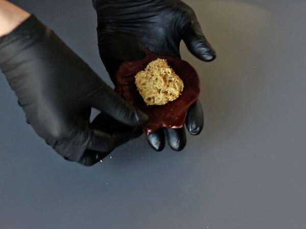 Dubai Chewy Cookie, la receta viral de mochis rellenos de pistacho y kataifi - Preparación paso 9