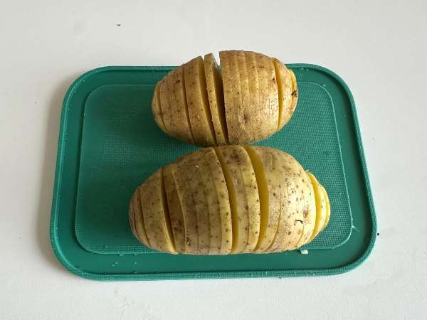 Patatas Hasselback en freidora de aire: la guarnición sueca más vistosa - Preparación paso 2