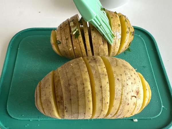 Patatas Hasselback en freidora de aire: la guarnición sueca más vistosa - Preparación paso 4