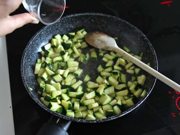 Ensalada de pasta orzo con salmón y calabacín - Preparación paso 5