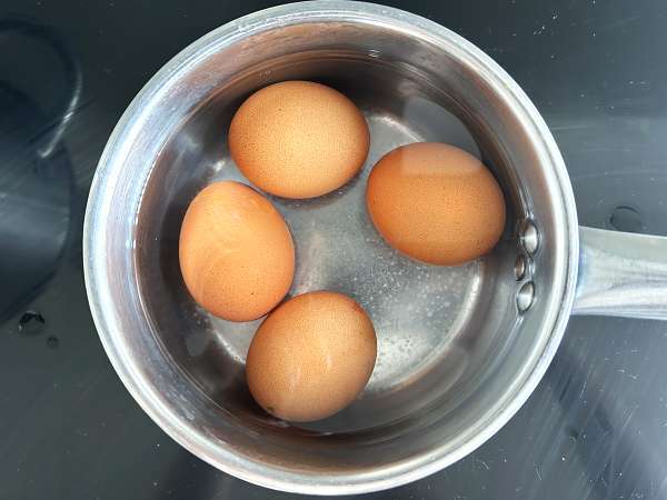 Huevos cocidos con costra crujiente de feta, crispy feta eggs: la receta viral más sencilla - Preparación paso 1