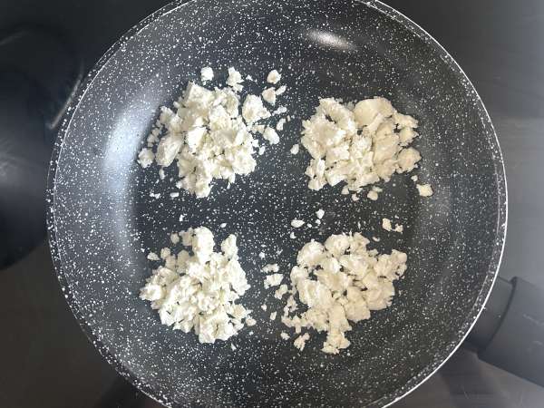 Huevos cocidos con costra crujiente de feta, crispy feta eggs: la receta viral más sencilla - Preparación paso 4