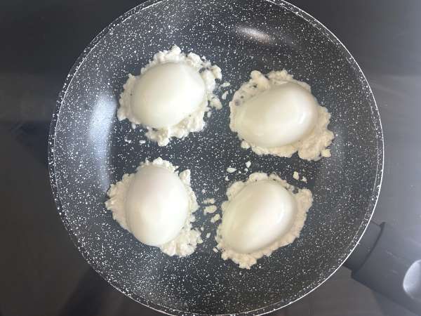 Huevos cocidos con costra crujiente de feta, crispy feta eggs: la receta viral más sencilla - Preparación paso 5