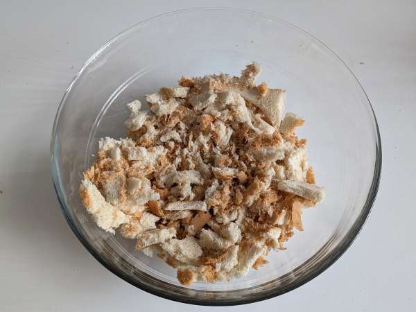 Bocaditos de pan de molde con parmesano, albahaca y ralladura de limón en freidora de aire - Preparación paso 1