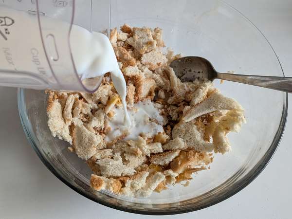 Bocaditos de pan de molde con parmesano, albahaca y ralladura de limón en freidora de aire - Preparación paso 2