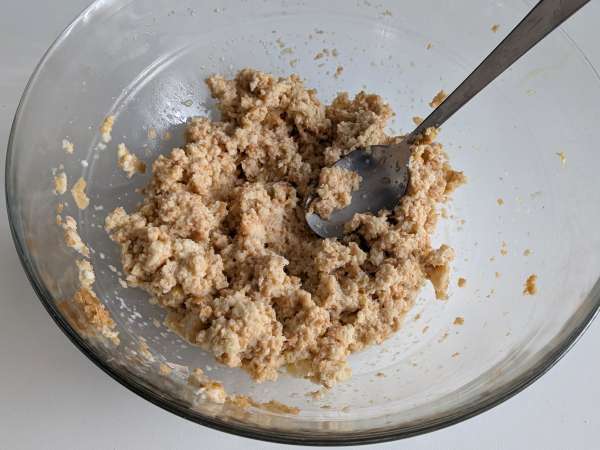 Bocaditos de pan de molde con parmesano, albahaca y ralladura de limón en freidora de aire - Preparación paso 3