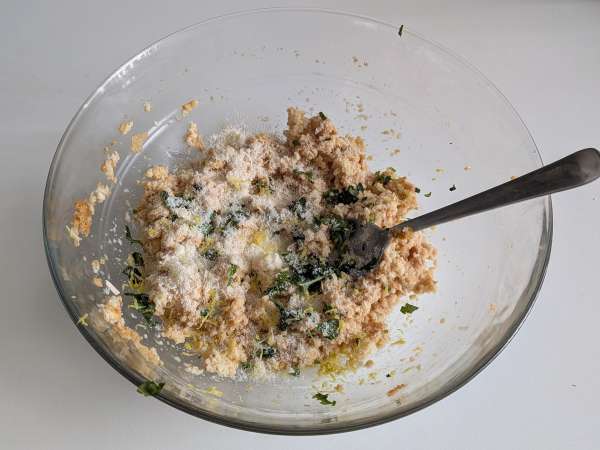 Bocaditos de pan de molde con parmesano, albahaca y ralladura de limón en freidora de aire - Preparación paso 4