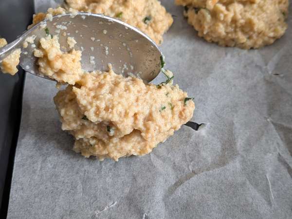 Bocaditos de pan de molde con parmesano, albahaca y ralladura de limón en freidora de aire - Preparación paso 5
