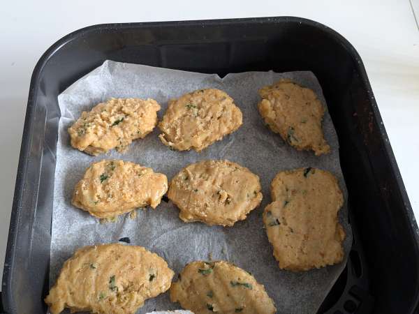 Bocaditos de pan de molde con parmesano, albahaca y ralladura de limón en freidora de aire - Preparación paso 6