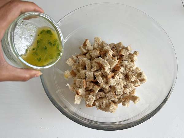 Picatostes de hierbas en freidora de aire: fáciles y listos en minutos - Preparación paso 5