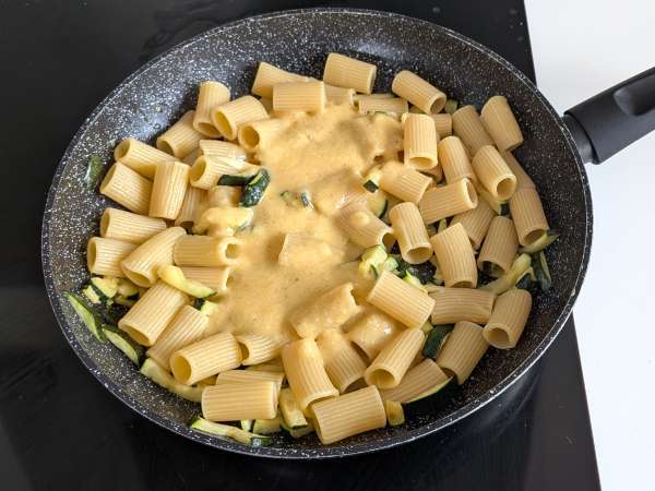 Carbonara de calabacín: una receta vegetariana fácil y muy cremosa - Preparación paso 8