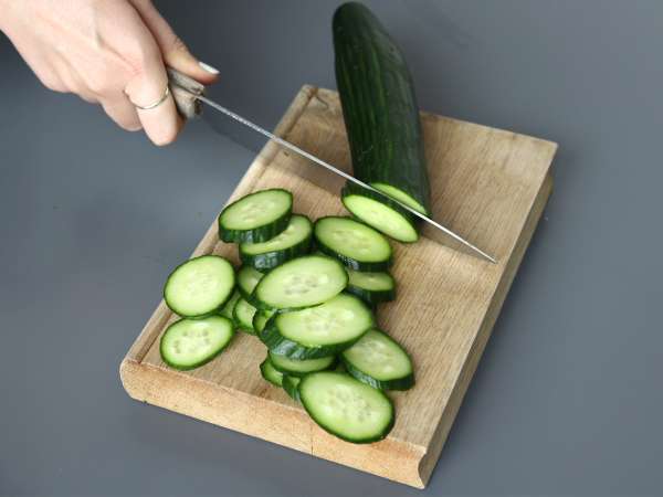 Ensalada de pepino picante con cacahuetes y sésamo - Preparación paso 1