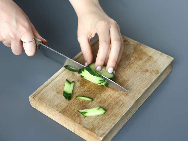 Ensalada de pepino picante con cacahuetes y sésamo - Preparación paso 2