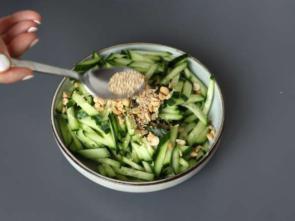 Ensalada de pepino picante con cacahuetes y sésamo - Preparación paso 3
