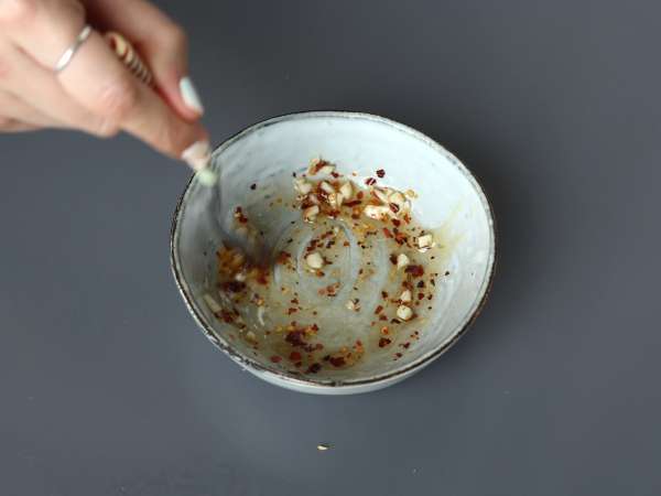 Ensalada de pepino picante con cacahuetes y sésamo - Preparación paso 6