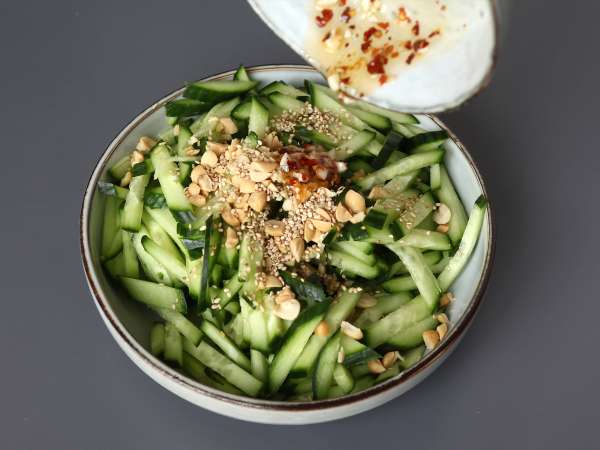 Ensalada de pepino picante con cacahuetes y sésamo - Preparación paso 7