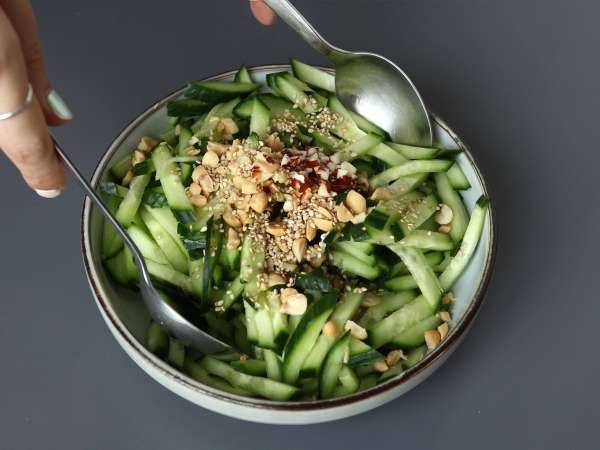 Ensalada de pepino picante con cacahuetes y sésamo - Preparación paso 8