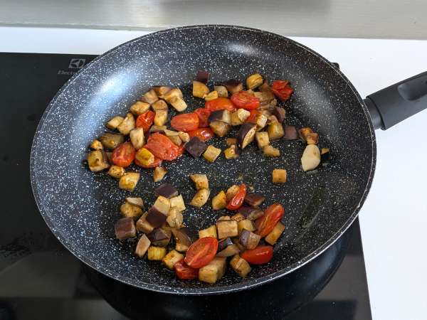 Pasta cremosa con berenjena asada y tomates cherry, sin nata - Preparación paso 6