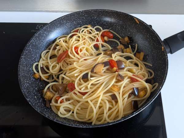 Pasta cremosa con berenjena asada y tomates cherry, sin nata - Preparación paso 7