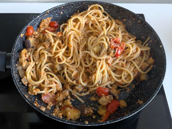 Pasta cremosa con berenjena asada y tomates cherry, sin nata - Preparación paso 8