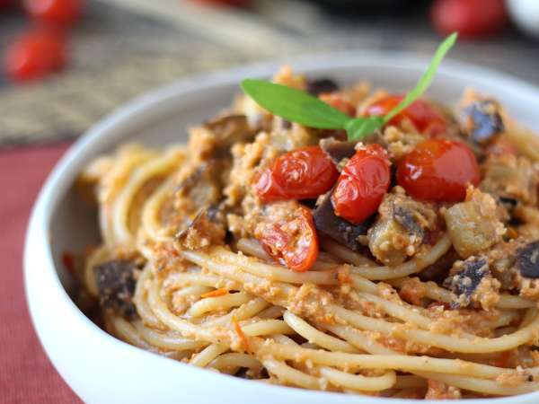 Pasta cremosa con berenjena asada y tomates cherry, sin nata - Preparación paso 9